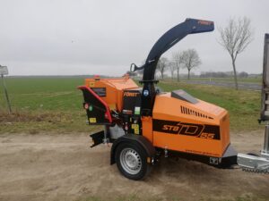 Först Motorhäcksler auf Anhänger